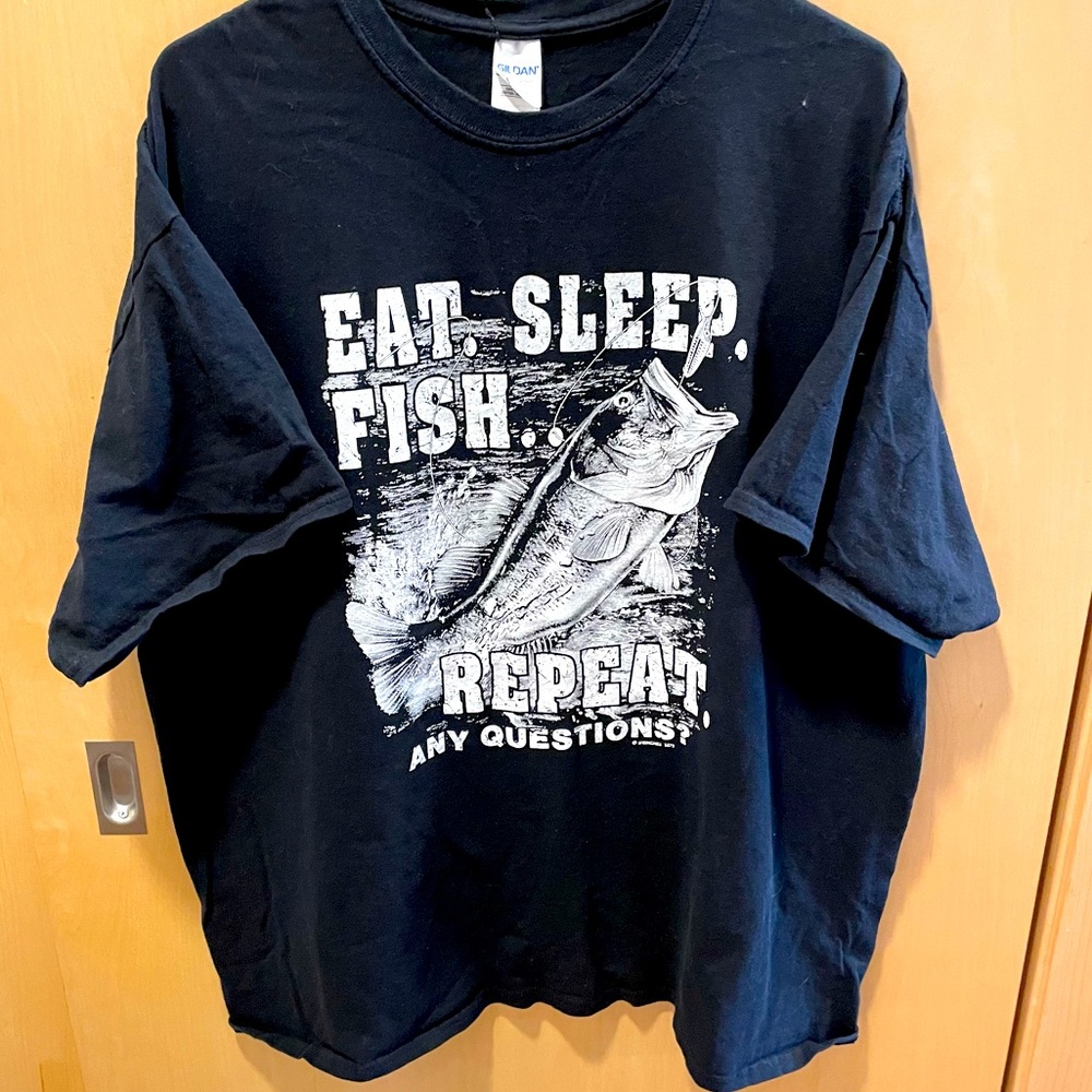 Men’s black colored fishing tee